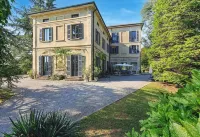 Villa Lucini 1886 "Garden Apt, close to Lake Como & Milan. Sauna & tank pool Hotels in Olgiate Molgora