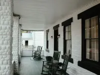 Charming 4-bedroom house in enchanting Millinocket with AC, WiFi Hotels in Millinocket