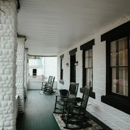 Charming 4-bedroom house in enchanting Millinocket with AC, WiFi Отели в г. Миллинокет