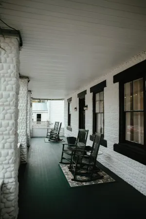 Charming 4-bedroom house in enchanting Millinocket with AC, WiFi Отели в г. Миллинокет