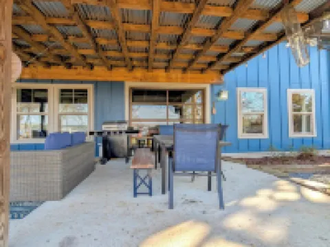 The Tillery Barndo - Two bedrooms/loft, dock, flat lot, spa, trampoline, golf