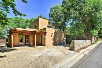 Cozy Home w/ Media Room: Short Walk to Taos Plaza! - Parkering