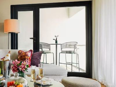 マリーナベイスイート(バルコニー付ツイン) マンダリン オリエンタル シンガポール(ステイケーション可)の写真