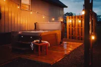 HOT TUB~Dog Friendly Cabin~Fishing~River boat ramp~20 Min to Lake Cumberland