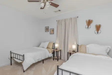 17 Springs / RTJ Golf / Saltwater Pool / Sleeps 8