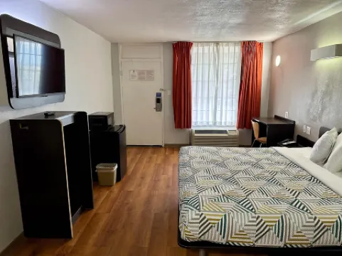 西門羅6號汽車旅館