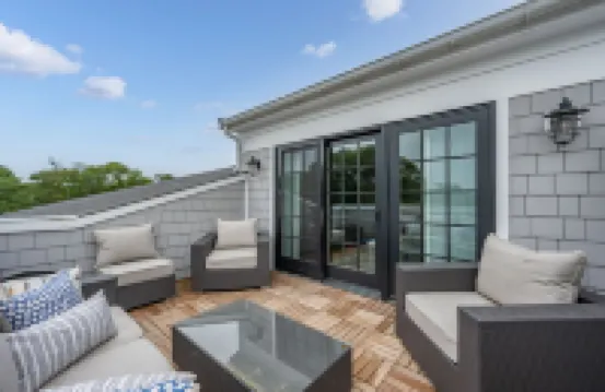 Luxury Living with Rooftop Terrace and Coastal Charm - Inviting Escape 하위치 호텔