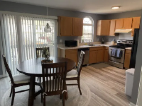 Spacious 4 Bedroom Townhouse Hotels in Middletown