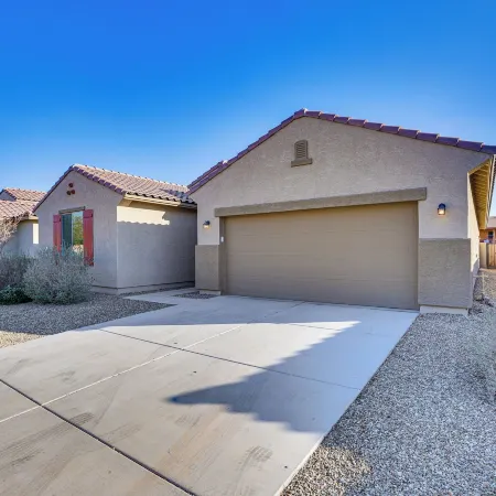 7 Mi to State Farm Stadium Pet-Friendly Retreat!