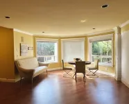 Luxury Italian-Style House – Private Room with Separate Entrance/1 Bath/1 Dining