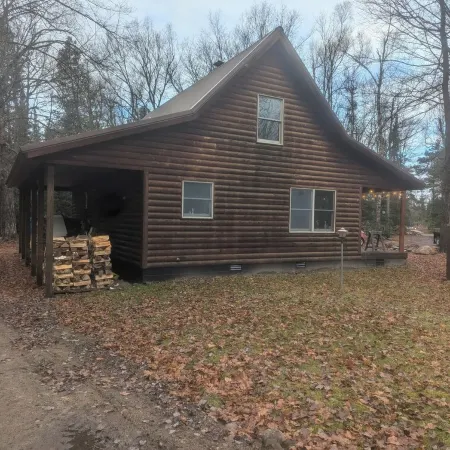 Bear's Den, A cozy 3-bedroom cabin in mature woods on Neebish Island with WiFi