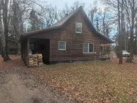 Bear's Den, A cozy 3-bedroom cabin in mature woods on Neebish Island with WiFi