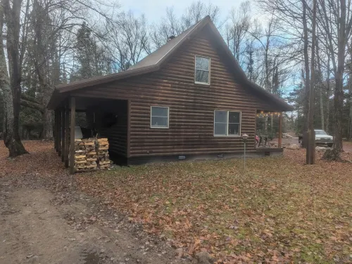 Bear's Den, A cozy 3-bedroom cabin in mature woods on Neebish Island with WiFi