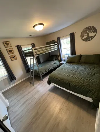 Forget your worries in this private, spacious, and serene duplex! Отели в г. Хэйстингс Чартер Тауншип