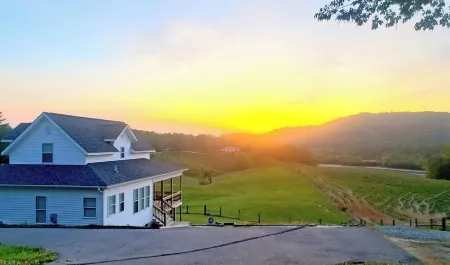 Mountain Views & Tranquil Surroundings.  Hot Tub!