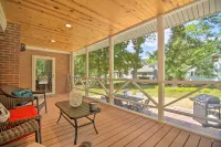 Sun-Lit Lake Geneva Sanctuary w/ BBQ Patio! - Homestays