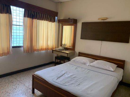 โรงแรมเพชร ไพลิน