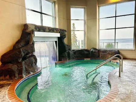 Lake Superior Condo~Whirlpool, Fireplaces, Balcony+Resort Amenties
