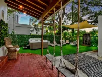 Modern Villa with Hot Tub and Central Location - Stylish Escape