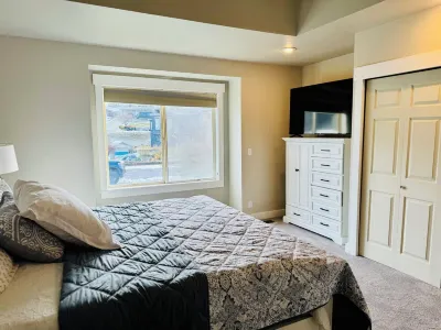 Sun Cove - Lake Entiat - 4 bedroom + fenced yard + Lake and Mountain views Hotels near Daroga State Park