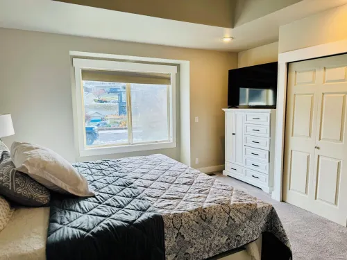 Sun Cove - Lake Entiat - 4 bedroom + fenced yard + Lake and Mountain views