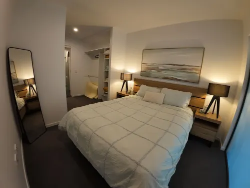 City Retreat with Rooftop Pool, Private Parking & City Views Reid 호텔