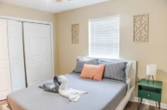 Ideally 2Br Near Lake Apartment