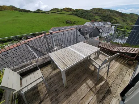 Fabulous large seaside holiday home in North Devon's best village! Отели в г. Вулакомб