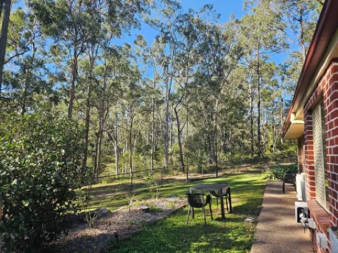 Cosy Self-Contained 2 bedroom unit with shared swimming pool in an Acreage Отели в г. Кабулчер