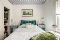 Gem by the water - Charming 2-bedroom house in fabulous Stamford with AC, WiFi