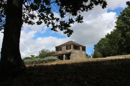 Casa das Vinhas Casa de Quinta, Tranquila e Acolhedora. Aceitam-se Animais Отели в г. Форнуш-ди-Алгодриш