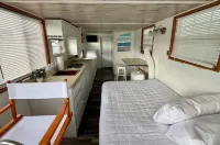 Little Palm • Tiny Houseboat on Norris Lake! فنادق في Claiborne County