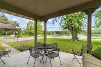 Relaxing property on a quiet road! Leave the hustle and bustle behind!