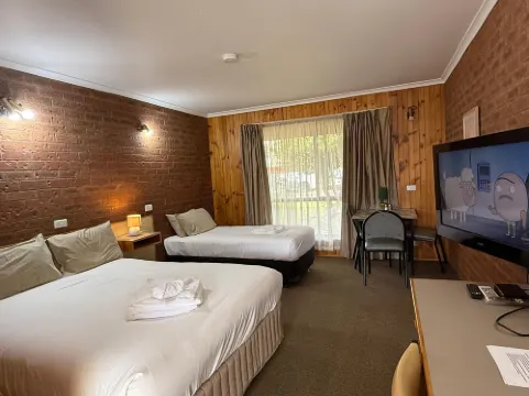 Country Roads Motor Inn