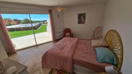 Architect-designed house with sea view 5 min. from beach and cove