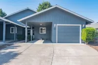 Townhouse 2 bed 2 bath fenced backyard garage park