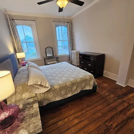 Charming 2-bedroom Baker Park townhome with WiFi, parking and patio in downtown