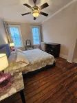 Charming 2-bedroom Baker Park townhome with WiFi, parking and patio in downtown