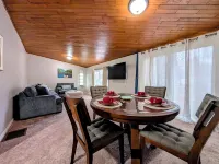 Charming 3-bedroom house with garage in family neighborhood. Hotels in Clay