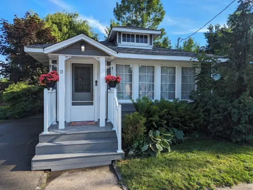 Enjoy this cozy cottage, 10 minutes from Bay Beach in Crystal Beach.