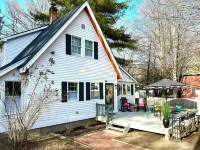 North Conway Adventure Hub! Walk to Shops & Dining. All New! Deck, Grill, Lawn