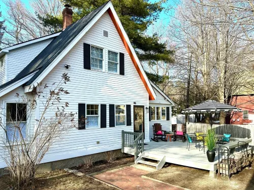 North Conway Adventure Hub! Walk to Shops & Dining. All New! Deck, Grill, Lawn