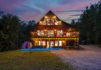 New Chalet: 8 mi to Sunday River+Pano Views+Hottub+Sauna+Dogok