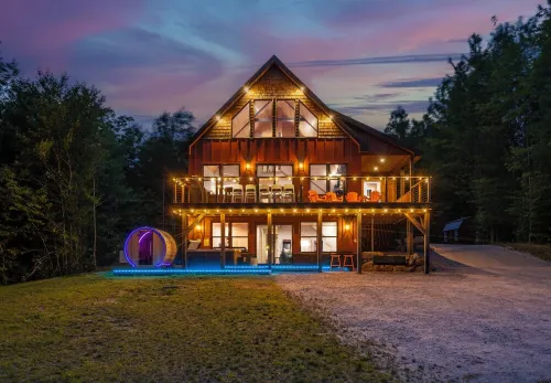 New Chalet: 8 mi to Sunday River+Pano Views+Hottub+Sauna+Dogok