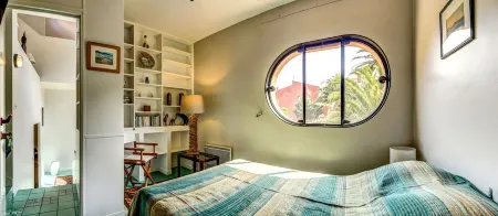 Porquerolles island, large architect-designed apartment overlooking the sea. Отели рядом с достопримечательностью «Le port de l'ile de Porquerolles»