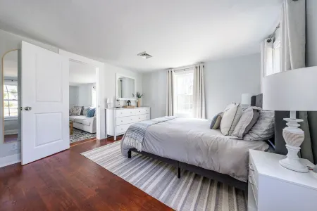 Spacious 6 Bedroom Coastal Getaway – 4 Mins to Ocean!