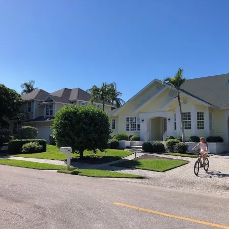 New on VRBOHouse in the heart of Olde Naples. Walk to beach, 5 Ave and Cambier!