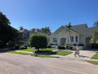 New on VRBOHouse in the heart of Olde Naples. Walk to beach, 5 Ave and Cambier! - บังกะโล