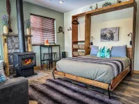 Breathtaking Mountain Views and Cozy Cabin Comforts - Charming Oasis