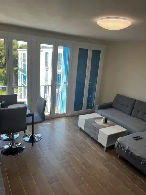 Luminous apartment with view of the lake - Refurbished, close to the airport (sleeps 6)